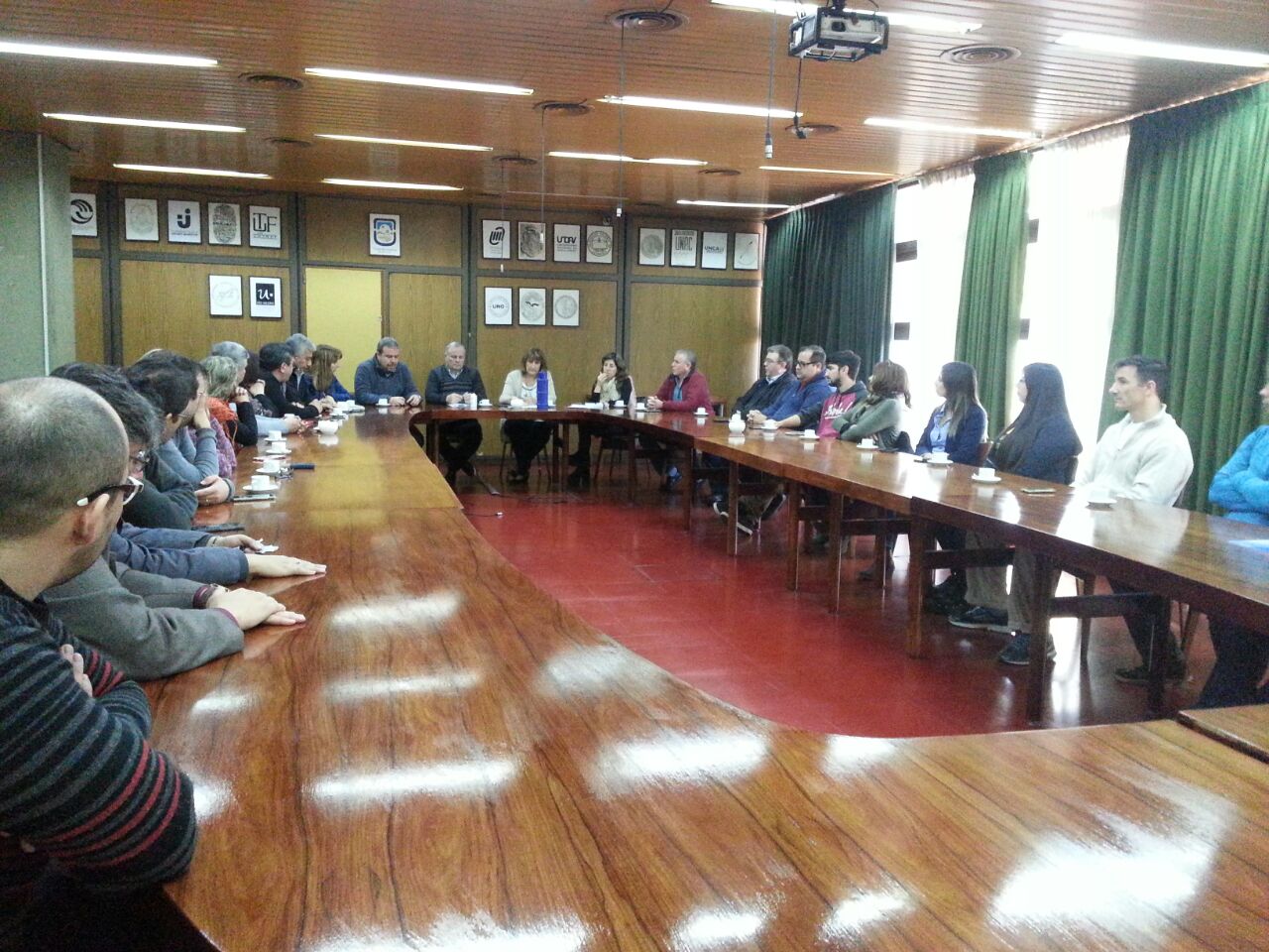 Reunión en salón de los escudos