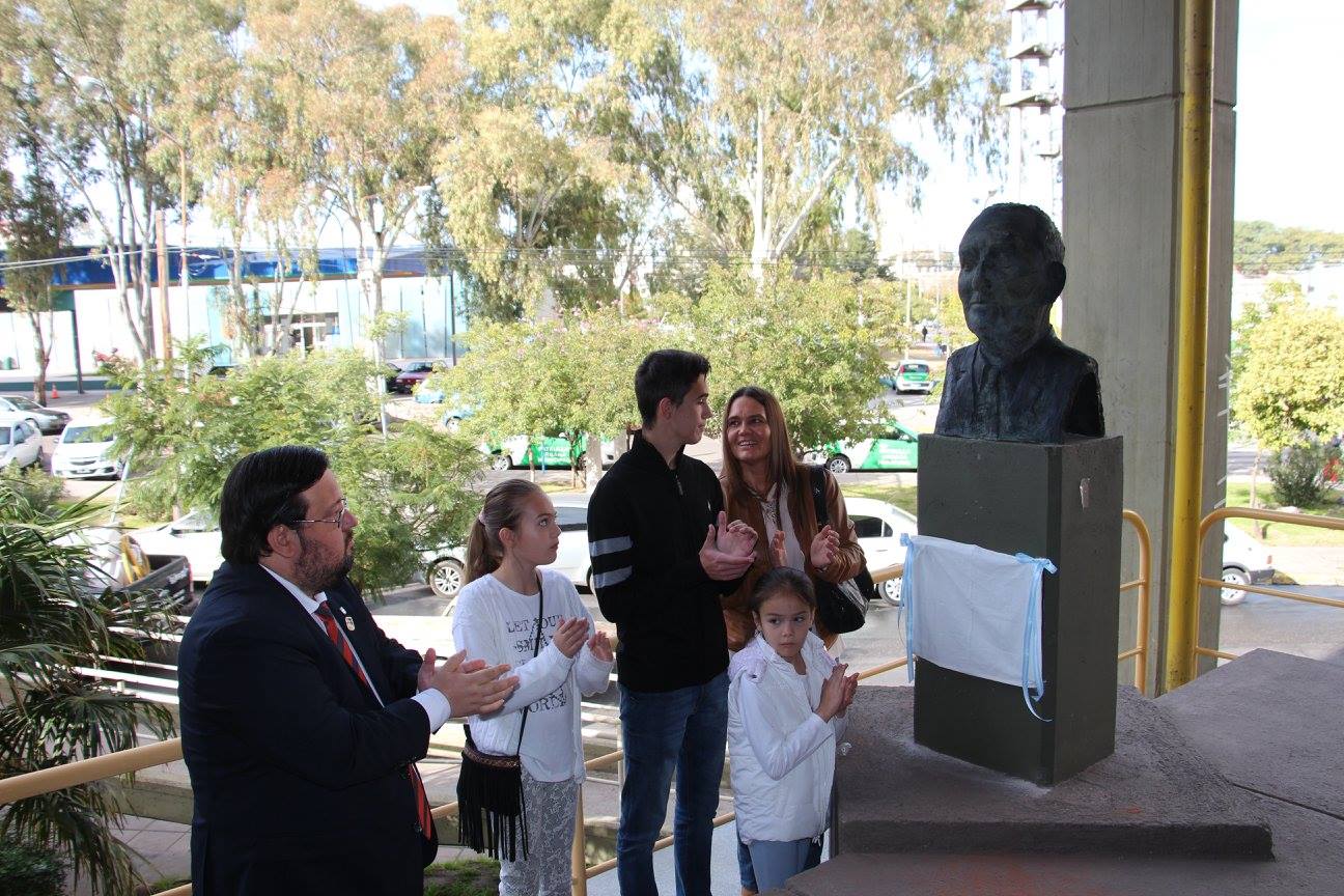 Descubrieron una escultura y placa del primer rector de la UNSL electo democráticamente