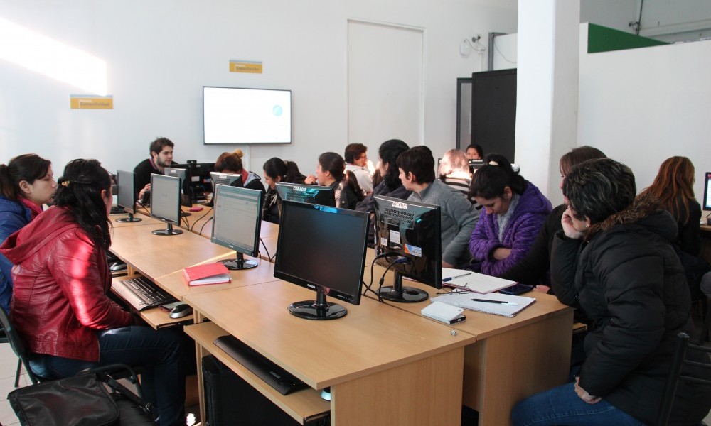 Estudiantes de la UNSL alfabetizan a sectores vulnerables de la sociedad sobre el uso de Internet