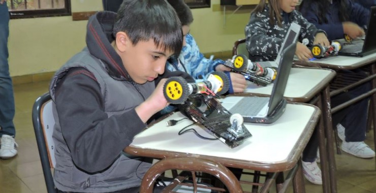 La Facultad de Ingeniería dicta talleres de robótica a escuelas primarias