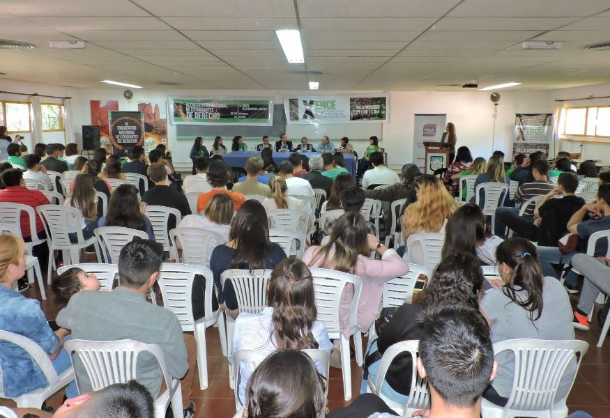 Estudiantes de ocho provincias debatieron sobre derecho y economía