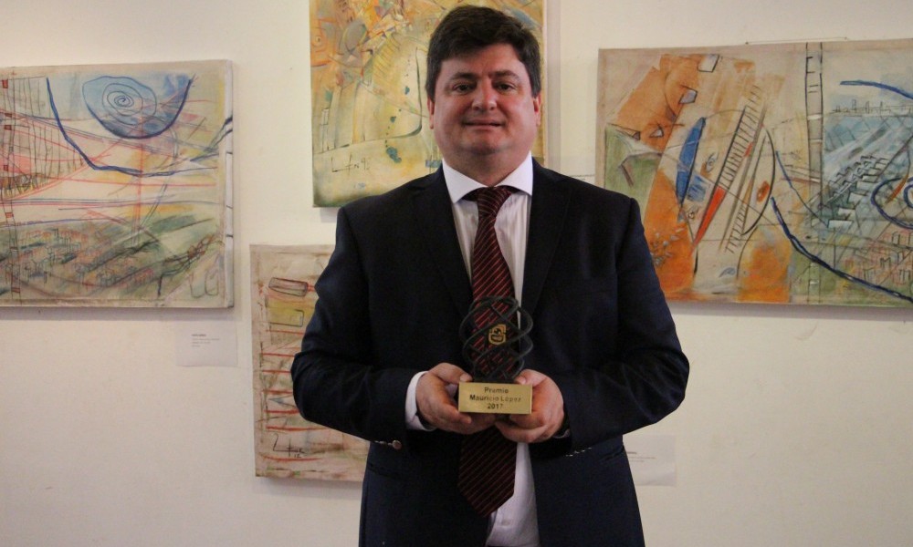 El abogado Pablo Salinas recibió el premio Rector Mauricio López
