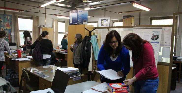 Tres décadas formando a la comunidad en lenguas