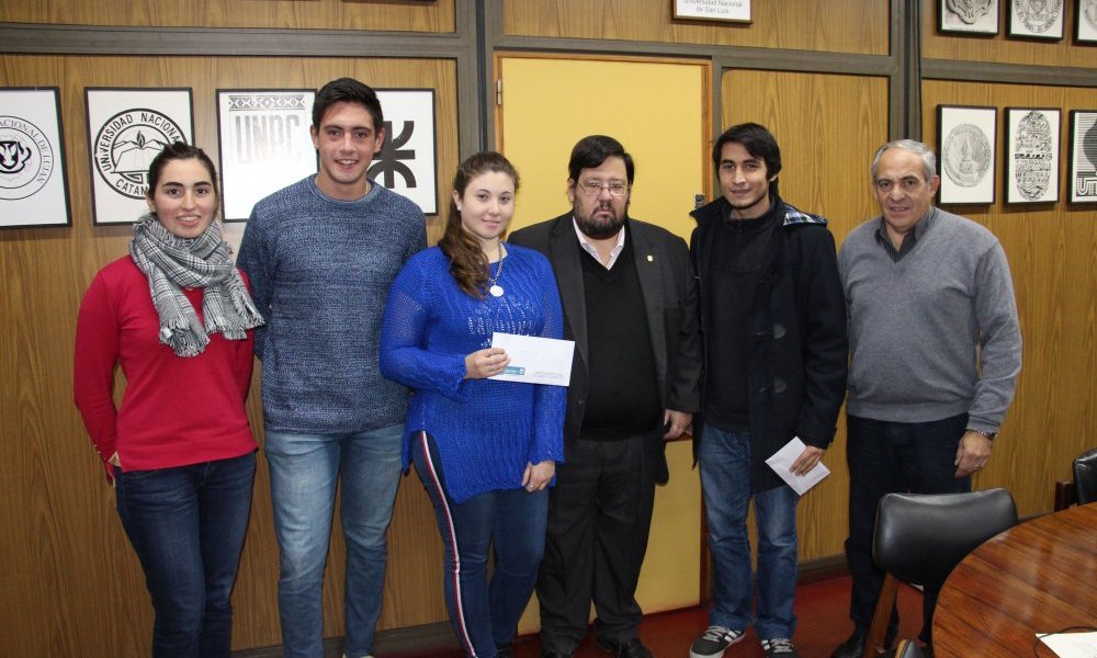 Fundación UNSL entregó becas a estudiantes