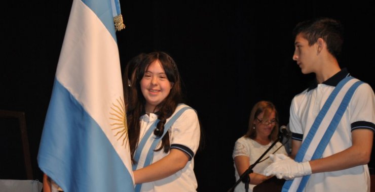 Florencia Ledesma Candás, lleva la bandera nacional de la Escuela Normal