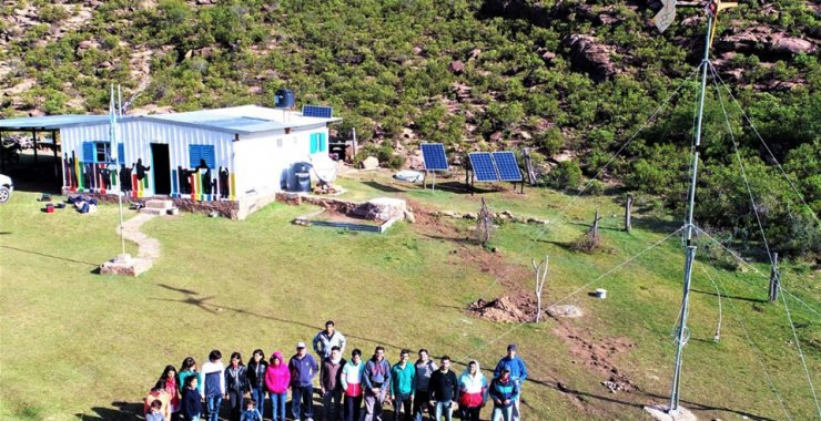 Crean un sistema eólico solar para una escuela rural