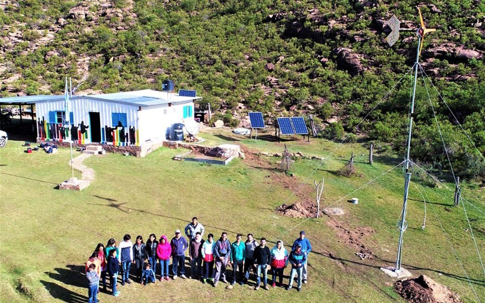 Crean un sistema eólico solar para una escuela rural