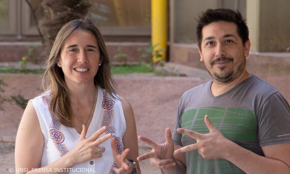 Crean señas que fortalecen la enseñanza de la química para hipoacúsicos