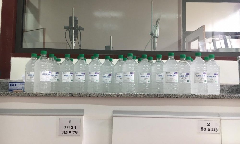 La Universidad entregó la primera tanda de alcohol en gel al Gobierno de San Luis