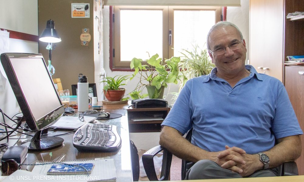 El geólogo Carlos Costa y sus 40 años de docencia