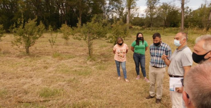 Visita del Ministro de Producción al campo experimental de la FICA