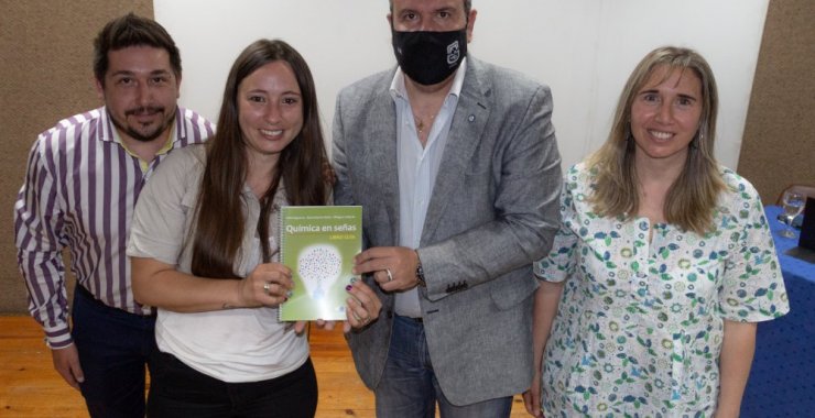 Lanzaron un libro guía con señas creadas para la interpretación de la química