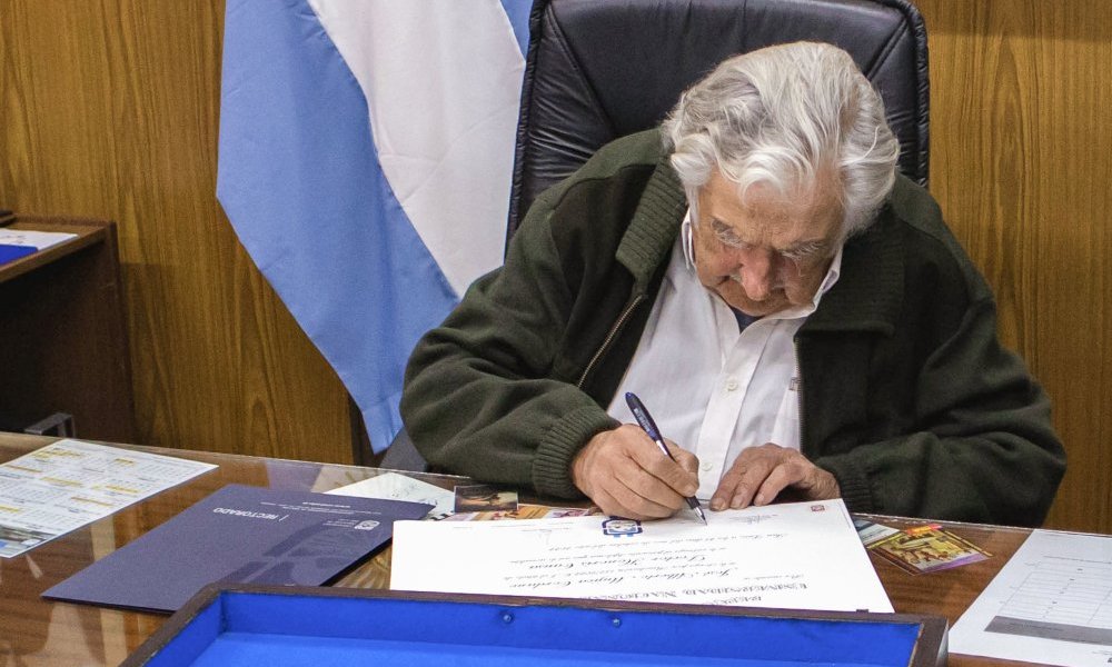 «Pepe» Mujica firmó el título Dr. Honoris Causa de la UNSL