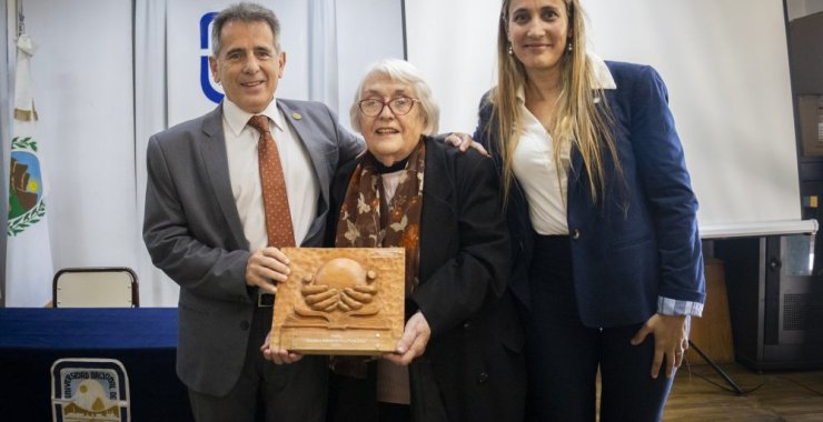 Cecilia Fernández de Gabriel recibió el Premio «Rector Alberto Francisco Puchmüller»