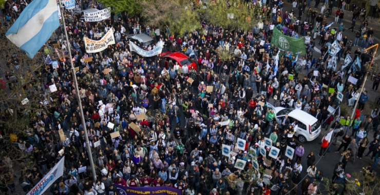 Multitudinaria marcha en defensa de la educación pública