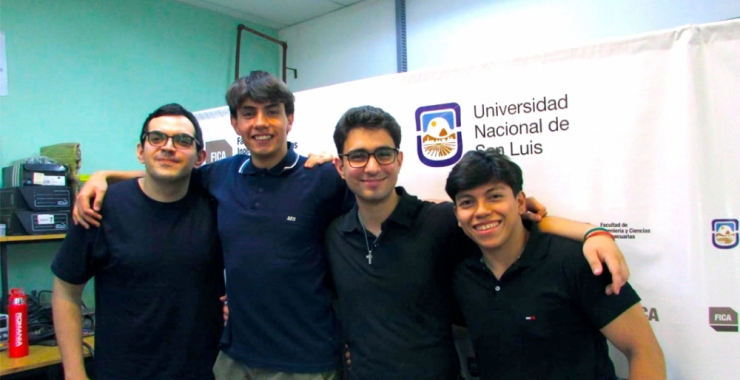 Estudiantes de Mecatrónica en el podio de competencia  sobre eficiencia energética