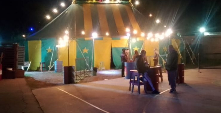 Una carpa de circo como aula sala taller en la Universidad Pública