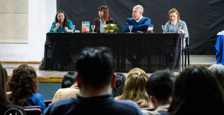 Presentaron el libro «Prácticas de lectura y escritura»